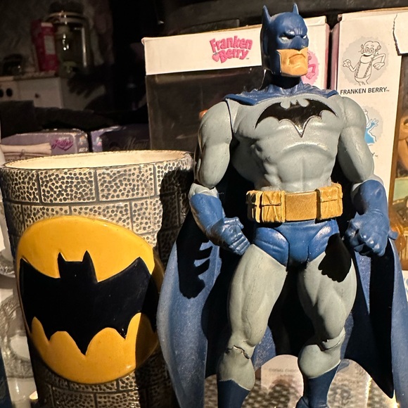DC Comics™️ Batman™️ collectibleHandPainted Ceramic mug FreeBatmanfigureincluded - Picture 9 of 14